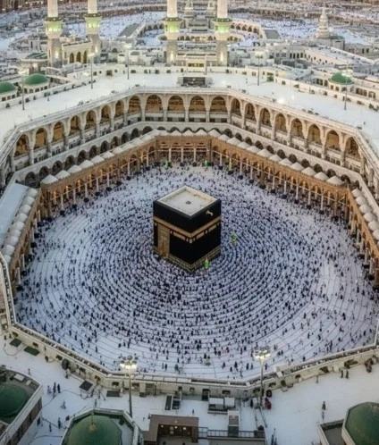 Aerial view of the Kaaba at Masjid al-Haram, ideal for pilgrims booking exclusive 5 star Umrah packages with top hotels.