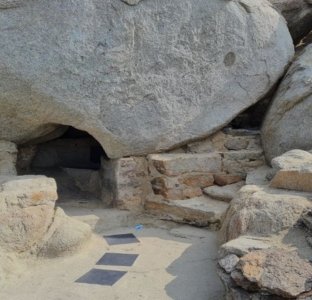 Discover group Umrah packages including a visit to the rocky entrance of Cave Thawr, a significant site in Makkah.