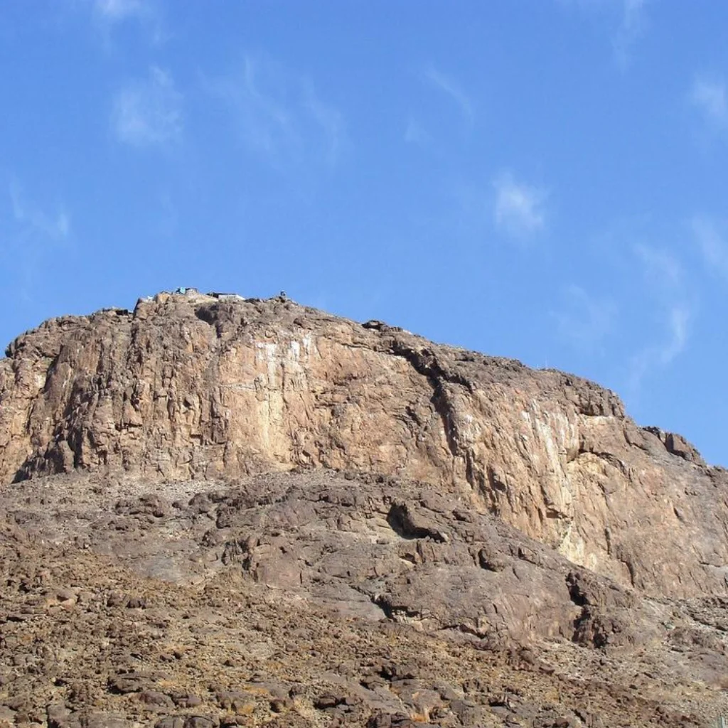 Aerial view of the Kaaba and crowds in Masjid al-Haram, perfect for pilgrims booking secure solo umrah packages.