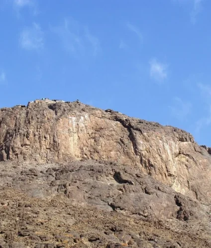Aerial view of the Kaaba and crowds in Masjid al-Haram, perfect for pilgrims booking secure solo umrah packages.